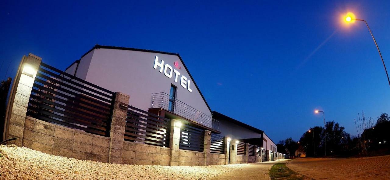 Hotel Sjesta Nowa Sol Esterno foto